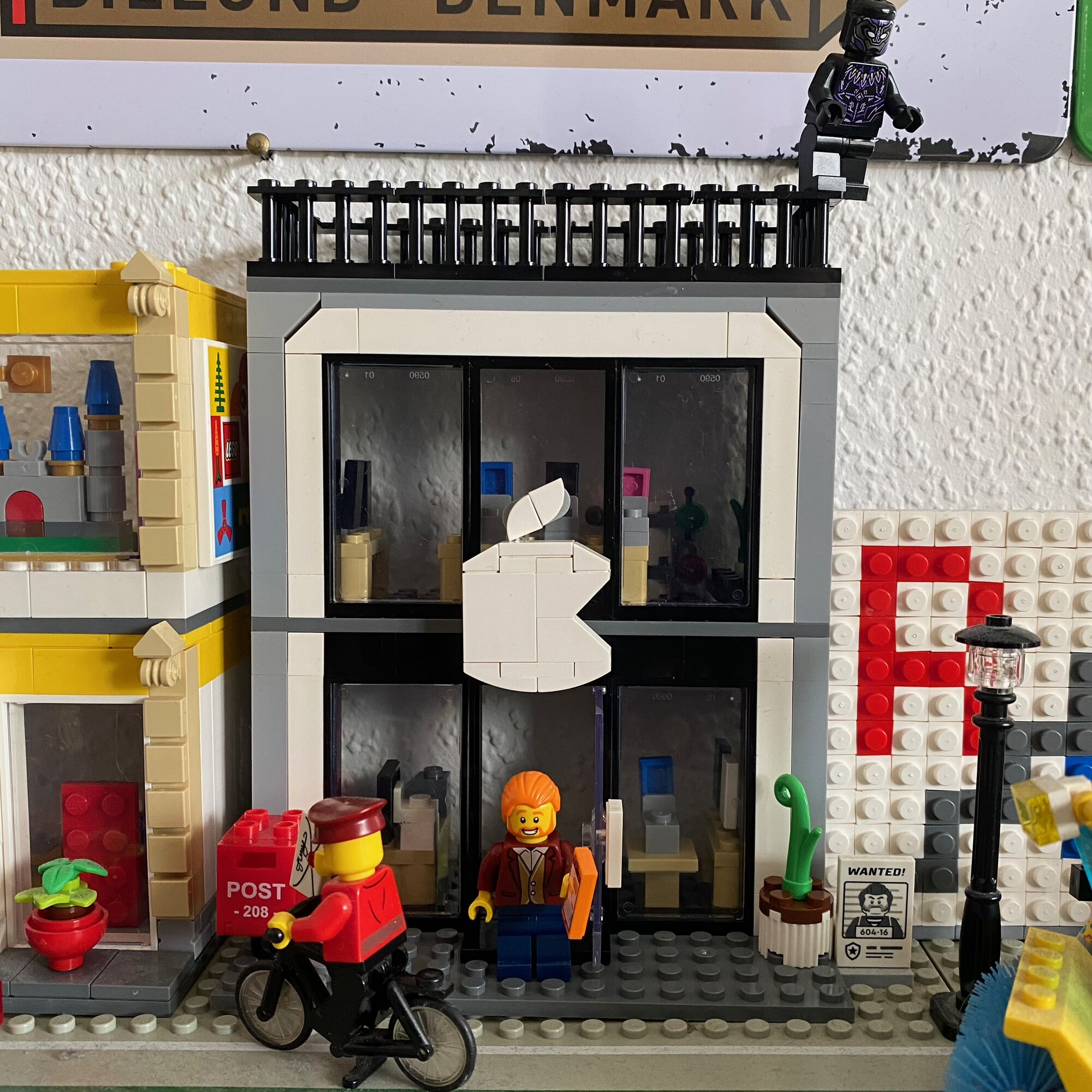 Ein Handyladen mit vielen Glasfenstern und einer Frucht als Logo